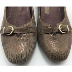 Womens Clarks Artisan Leather Pump  Size 9